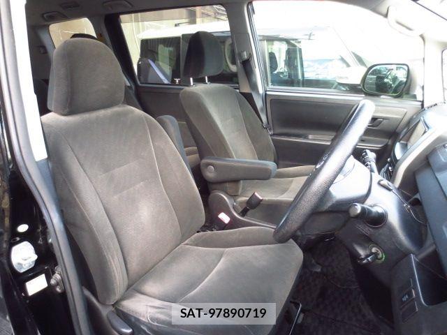 Toyota NOAH 2011-08 8367732-4
