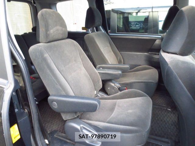 Toyota NOAH 2011-08 8367732-5