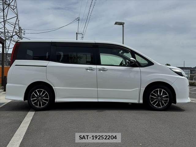 Toyota NOAH 2016-07 8367718-10