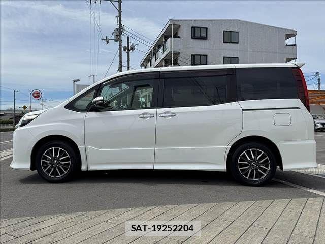Toyota NOAH 2016-07 8367718-11