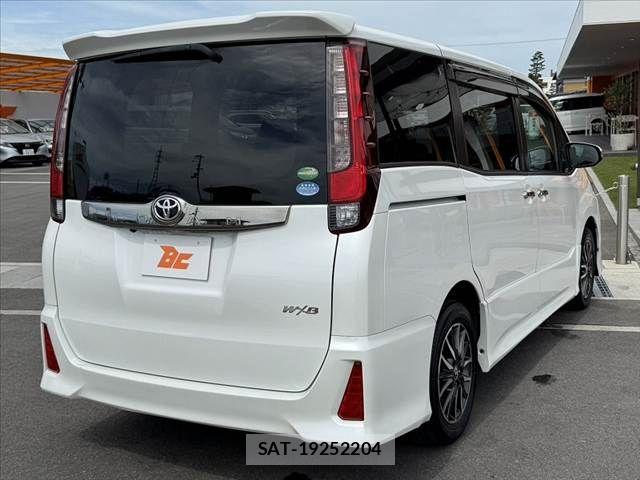 Toyota NOAH 2016-07 8367718-12