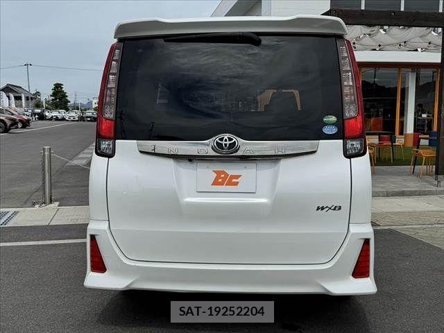 Toyota NOAH 2016-07 8367718-13