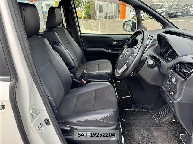 Toyota NOAH 2016-07 8367718-15