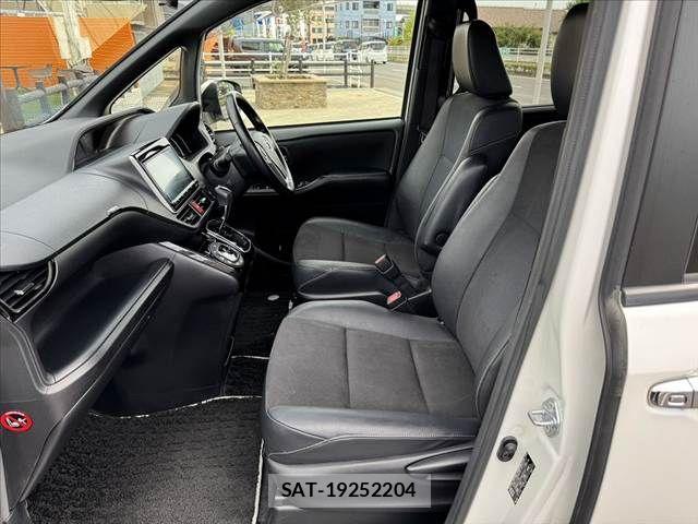 Toyota NOAH 2016-07 8367718-16