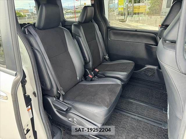 Toyota NOAH 2016-07 8367718-17