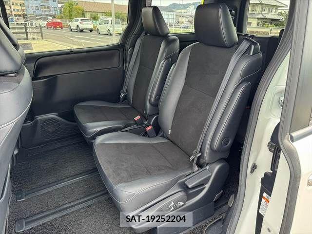 Toyota NOAH 2016-07 8367718-18