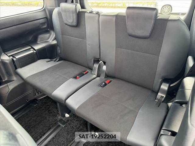 Toyota NOAH 2016-07 8367718-20