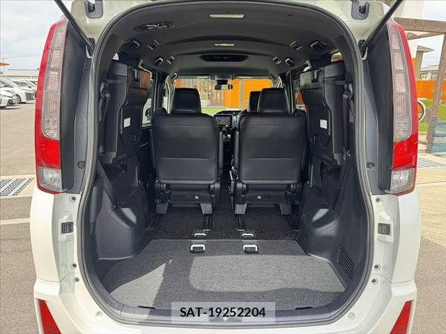 Toyota NOAH 2016-07 8367718-21