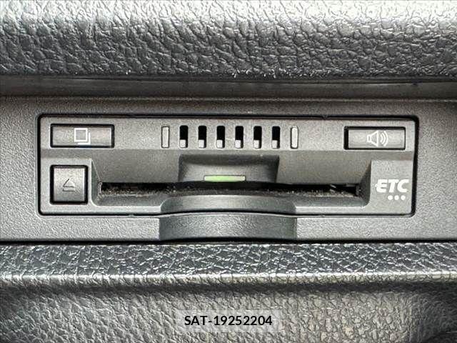 Toyota NOAH 2016-07 8367718-3
