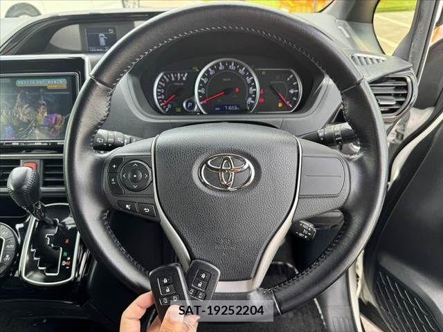 Toyota NOAH 2016-07 8367718-4