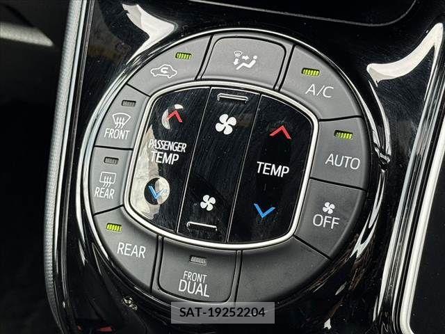 Toyota NOAH 2016-07 8367718-5