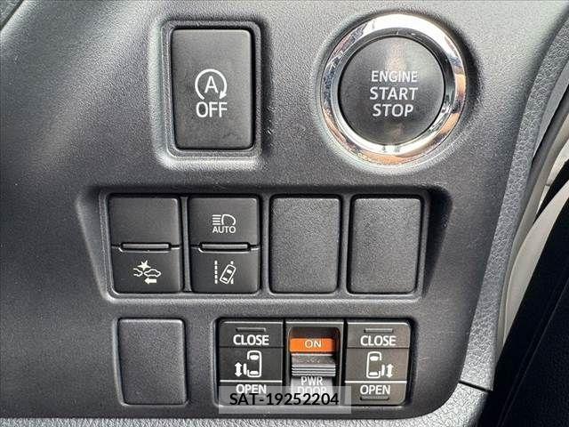Toyota NOAH 2016-07 8367718-6