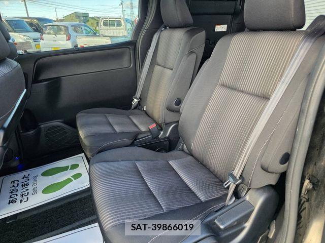 Toyota NOAH 2017-09 8367712-15