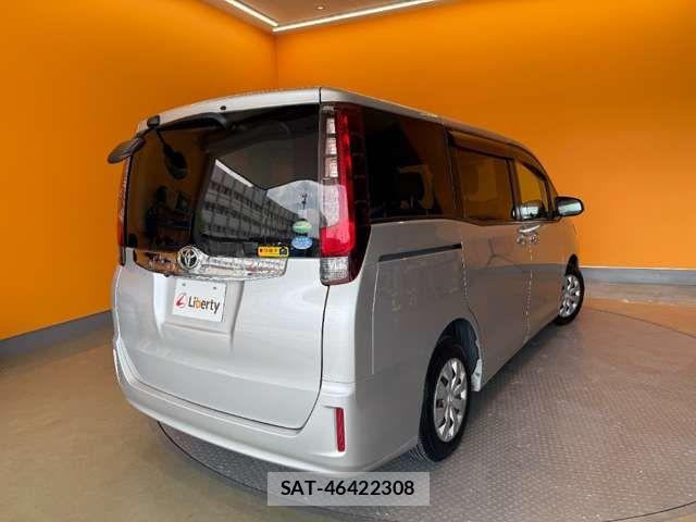 Toyota NOAH 2015-06 8367726-10
