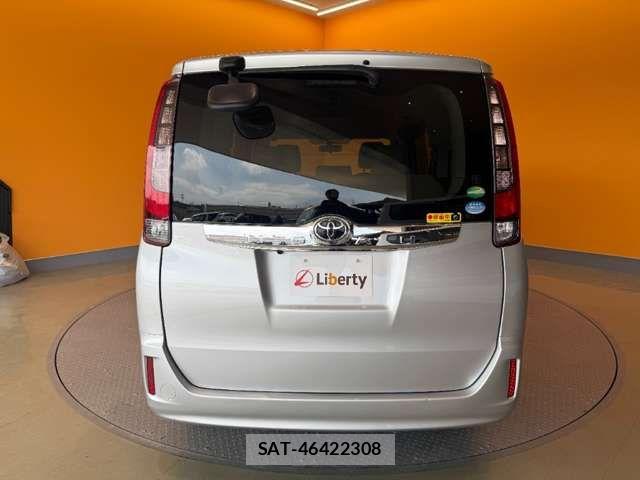 Toyota NOAH 2015-06 8367726-11