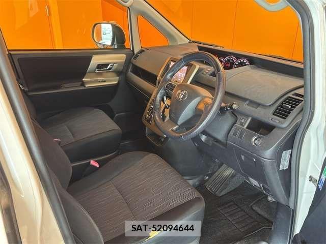 Toyota NOAH 2012-05 8367725-14