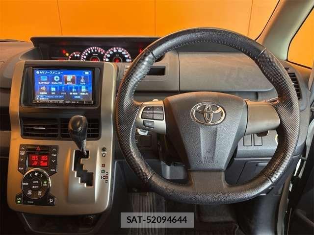 Toyota NOAH 2012-05 8367725-17