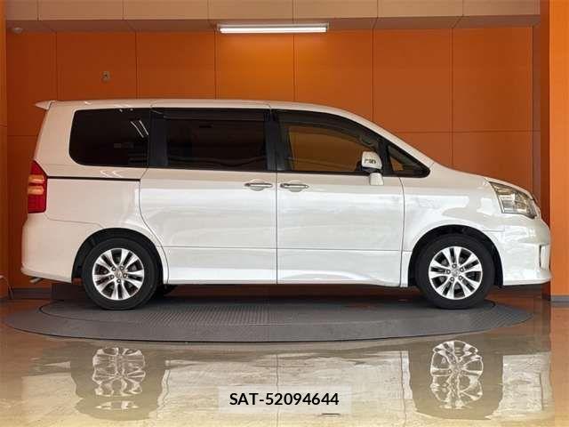 Toyota NOAH 2012-05 8367725-7