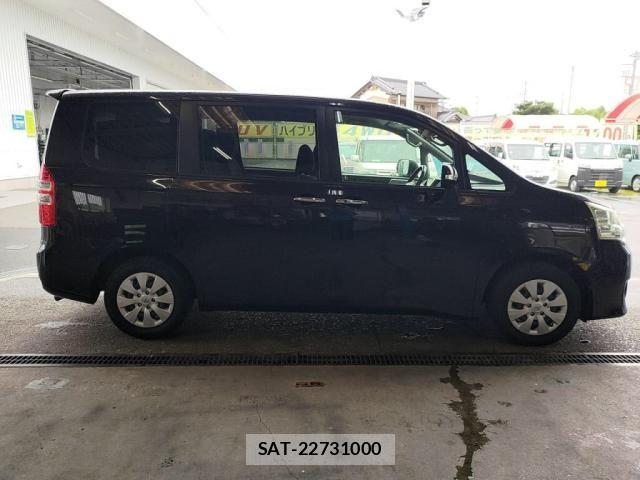 Toyota NOAH 2013-01 8371966-10