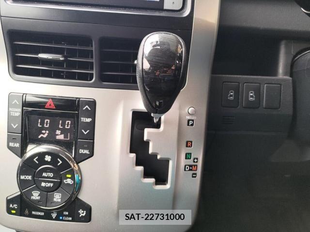 Toyota NOAH 2013-01 8371966-14