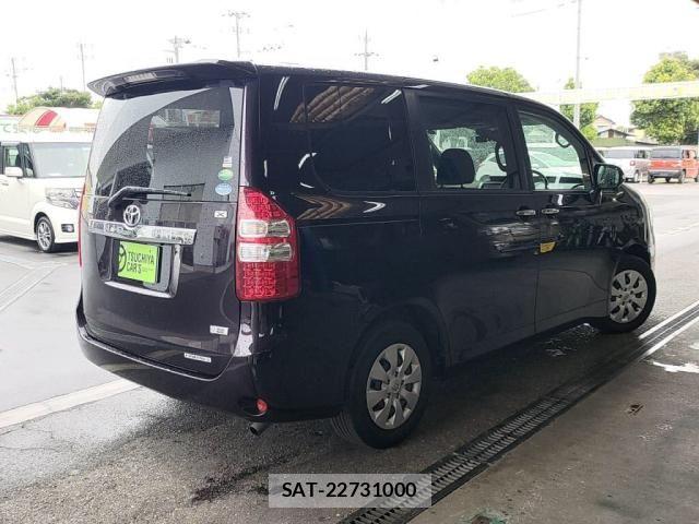 Toyota NOAH 2013-01 8371966-1