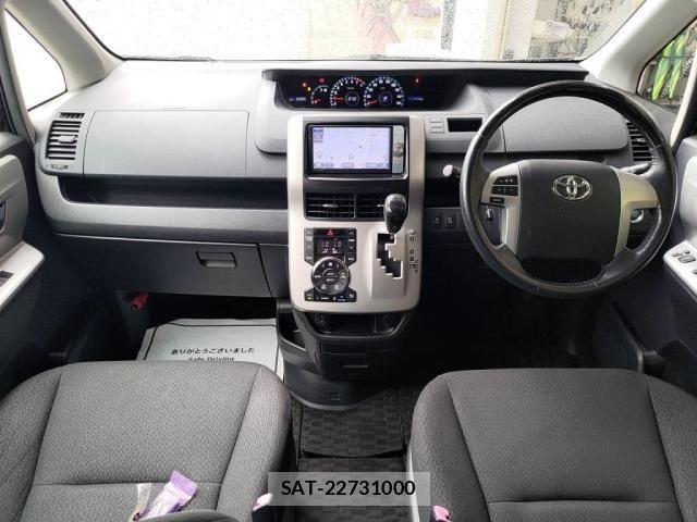 Toyota NOAH 2013-01 8371966-2