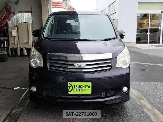 Toyota NOAH 2013-01 8371966-8