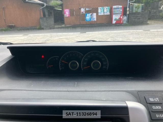 Toyota NOAH 2010-11 8414002-11