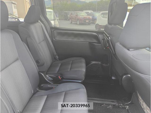 Toyota NOAH 2017-08 8413990-12