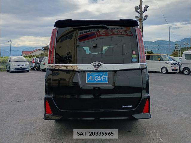Toyota NOAH 2017-08 8413990-4
