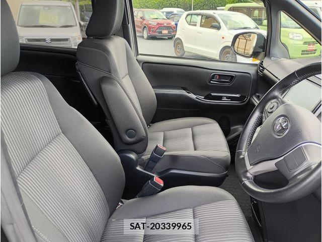 Toyota NOAH 2017-08 8413990-7
