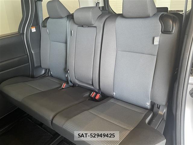 Toyota NOAH 2023-12 8413981-25