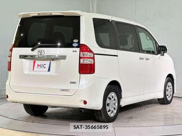 Toyota NOAH 2011-12 8413994-4