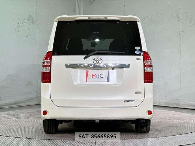 Toyota NOAH 2011-12 8413994-5