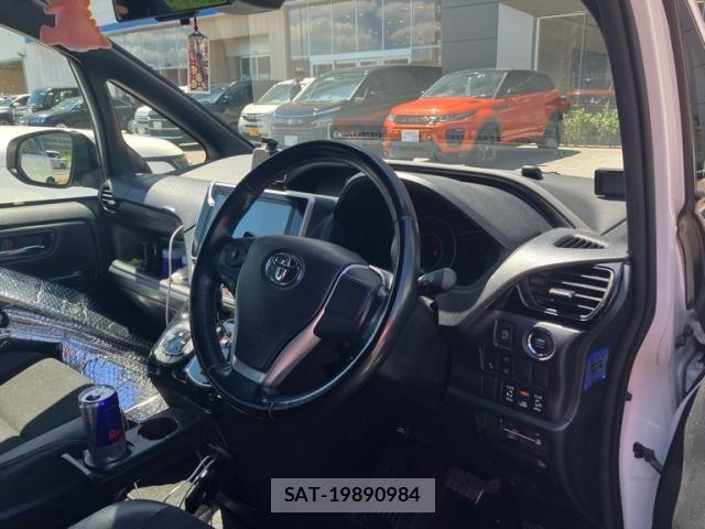 Toyota NOAH 2018-09 8413991-12