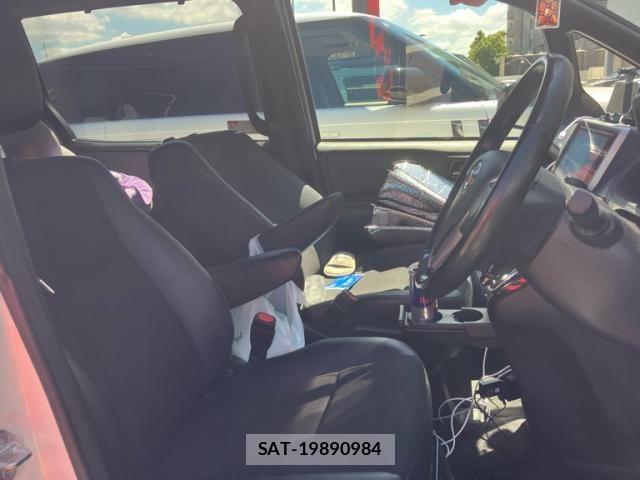 Toyota NOAH 2018-09 8413991-13