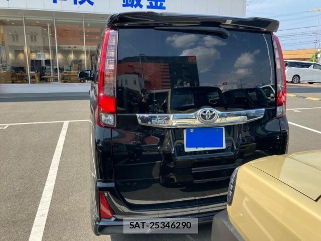 Toyota NOAH 2015-10 8438600-3