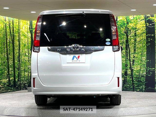 Toyota NOAH 2015-11 8438597-14