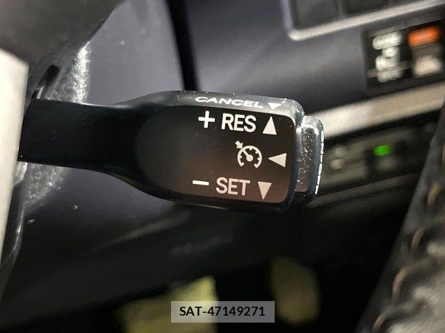Toyota NOAH 2015-11 8438597-5