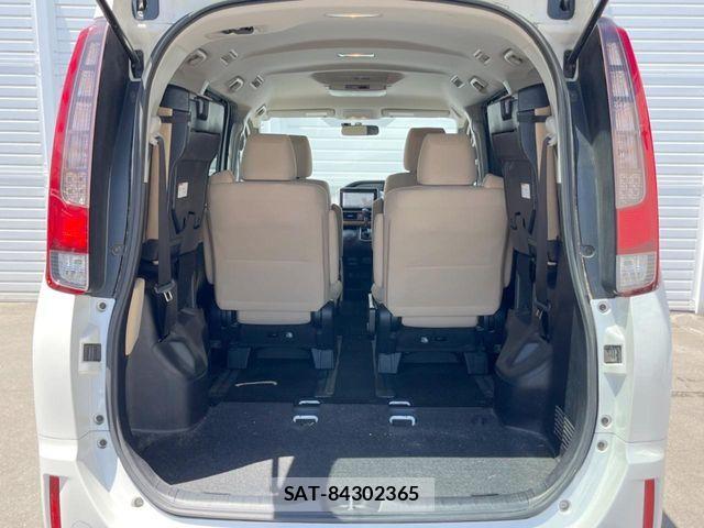 Toyota NOAH 2015-09 8438598-11