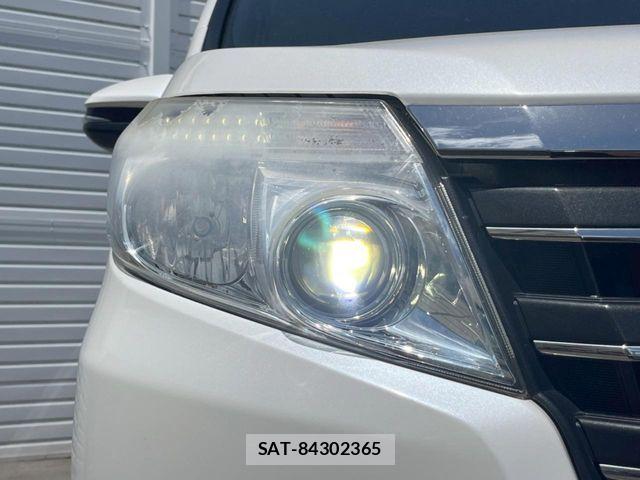 Toyota NOAH 2015-09 8438598-13