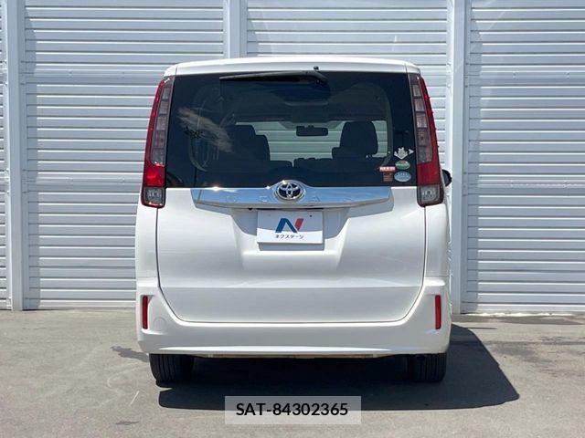 Toyota NOAH 2015-09 8438598-16