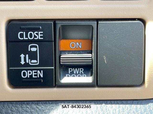 Toyota NOAH 2015-09 8438598-5