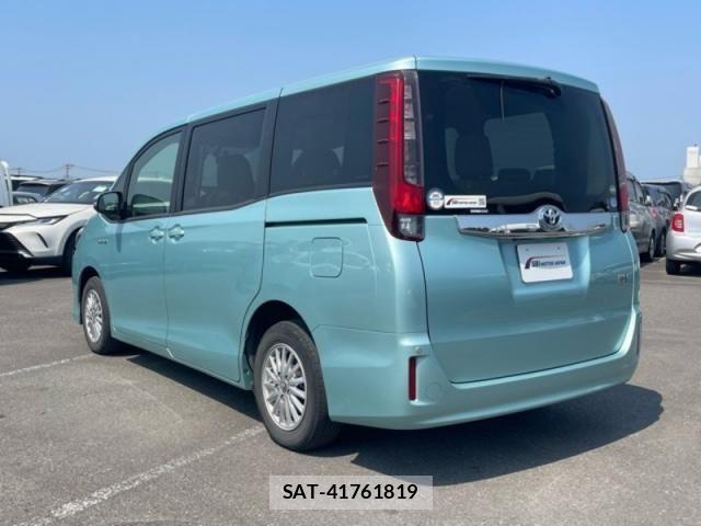 Toyota NOAH 2015-07 8438601-2