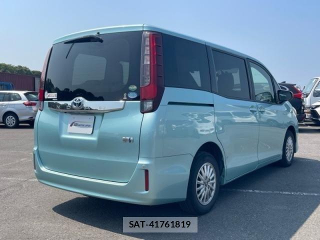 Toyota NOAH 2015-07 8438601-4