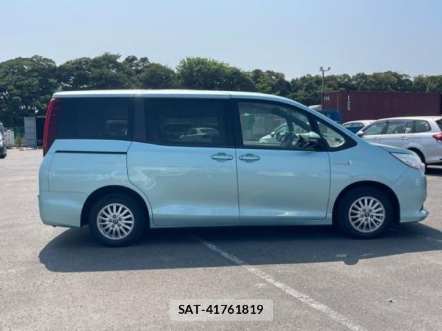 Toyota NOAH 2015-07 8438601-5