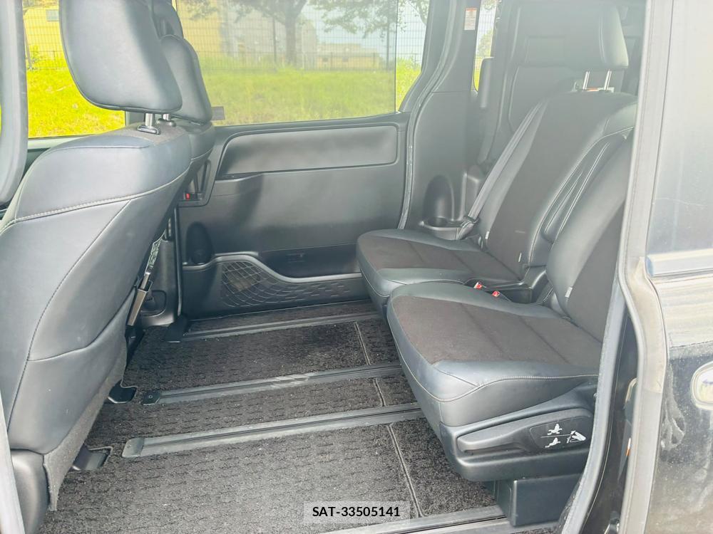 Toyota NOAH 2017-06 8262100-8