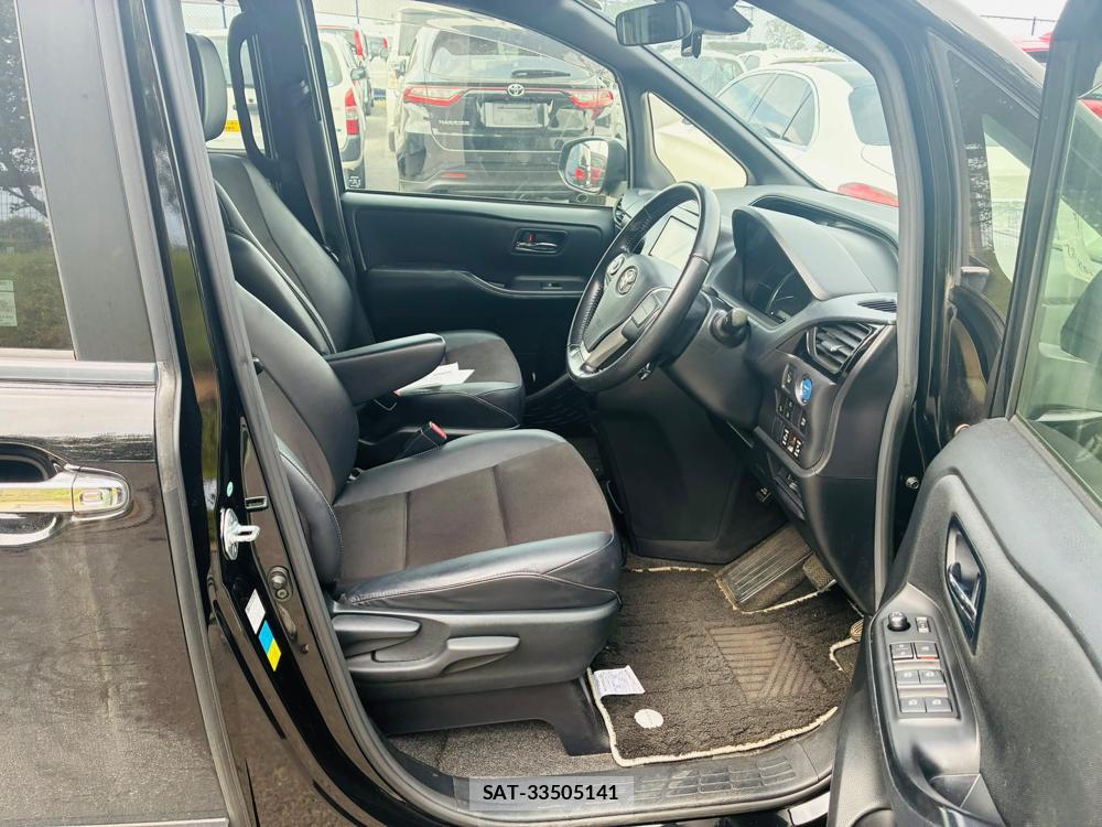 Toyota NOAH 2017-06 8262100-10