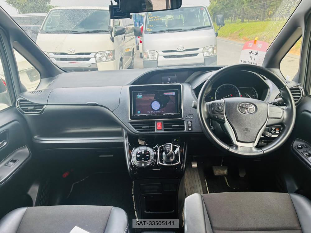 Toyota NOAH 2017-06 8262100-11