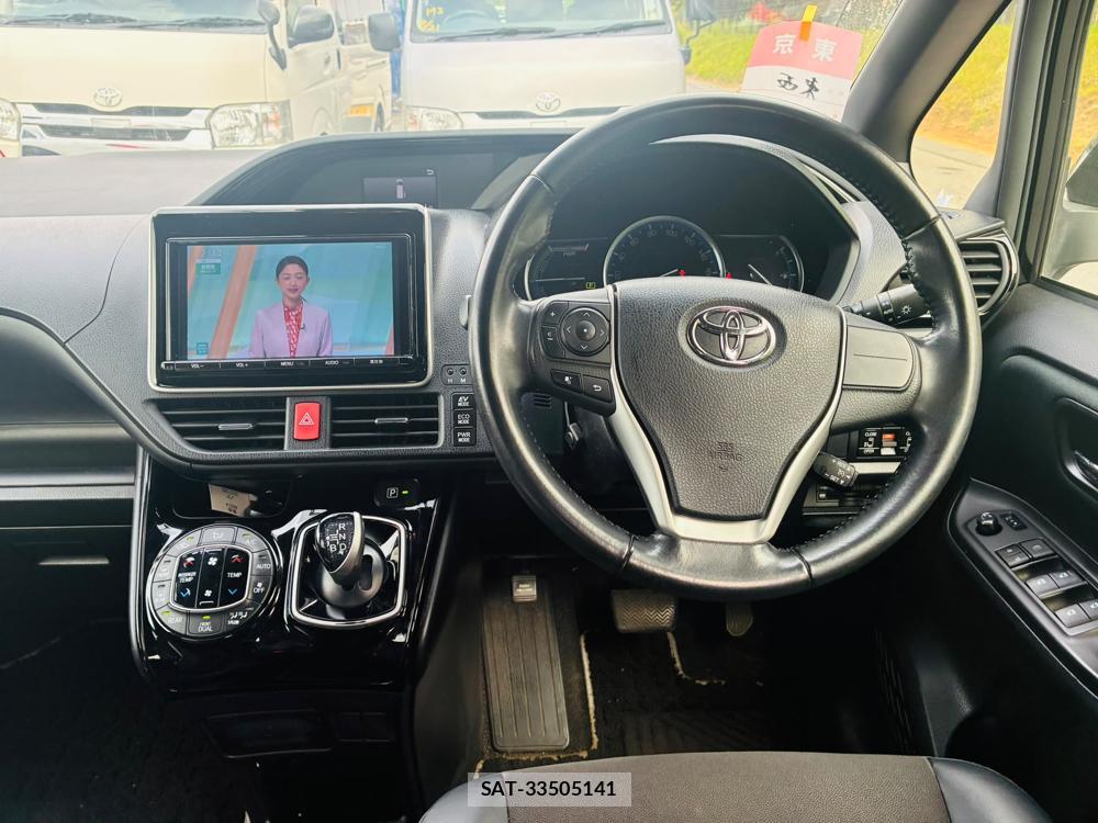 Toyota NOAH 2017-06 8262100-12